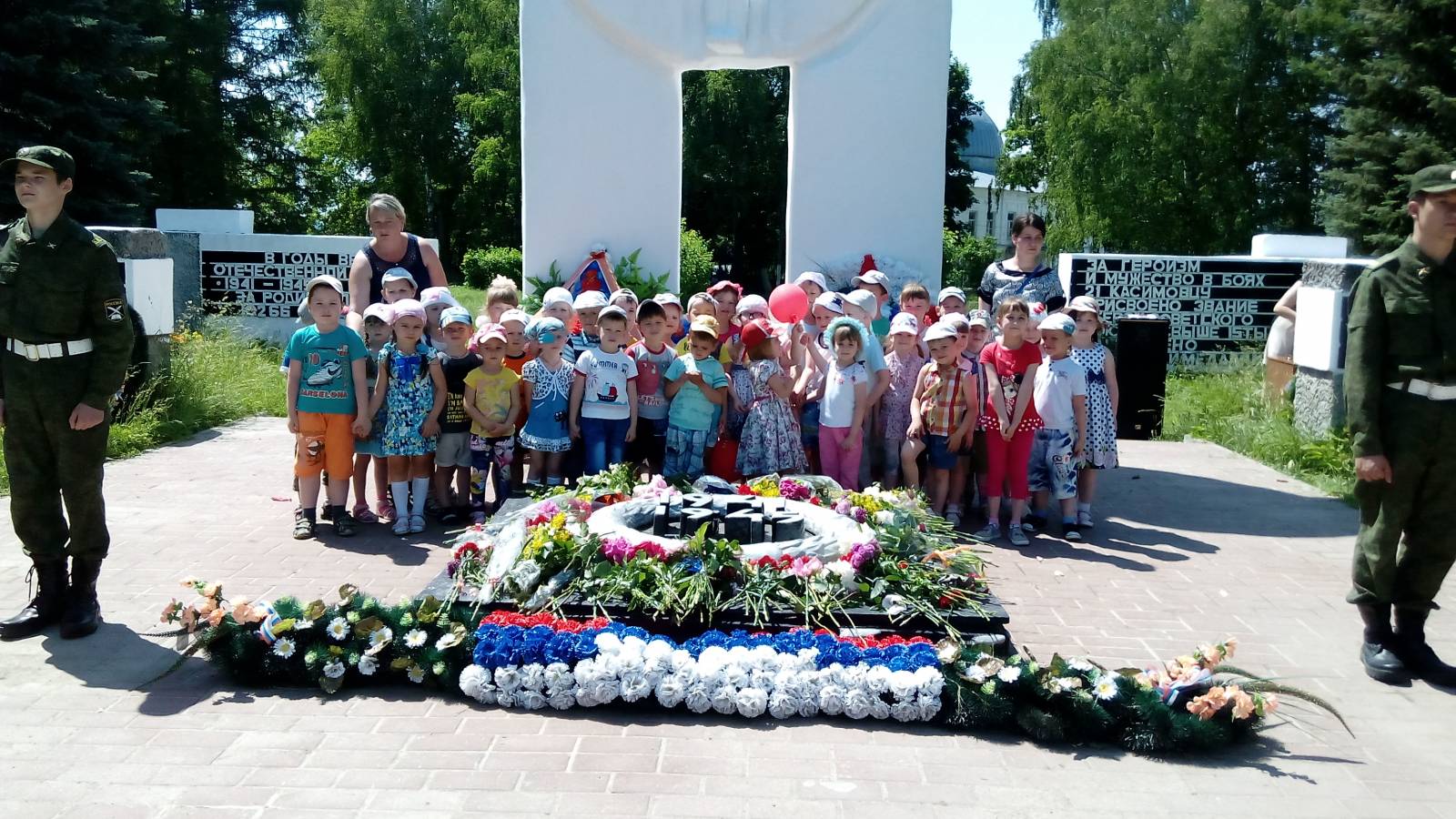 Покажи наши фотографии